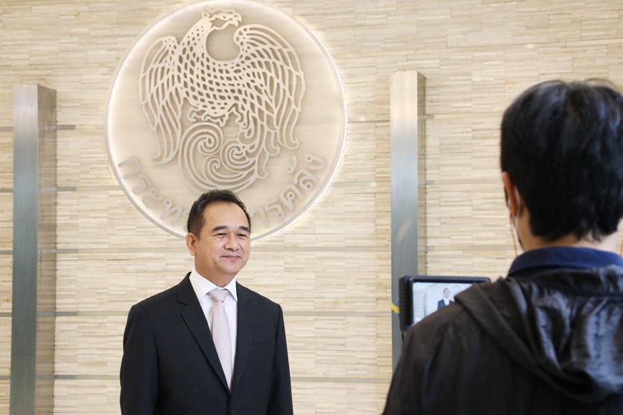 ปลัดกระทรวงการคลัง ให้สัมภาษณ์บันทึกเทปเพื่อจัดทำวีดีโอประชาสัมพันธ์ แผนปฏิบัติการด้านการพัฒนาทักษะทางการเงิน