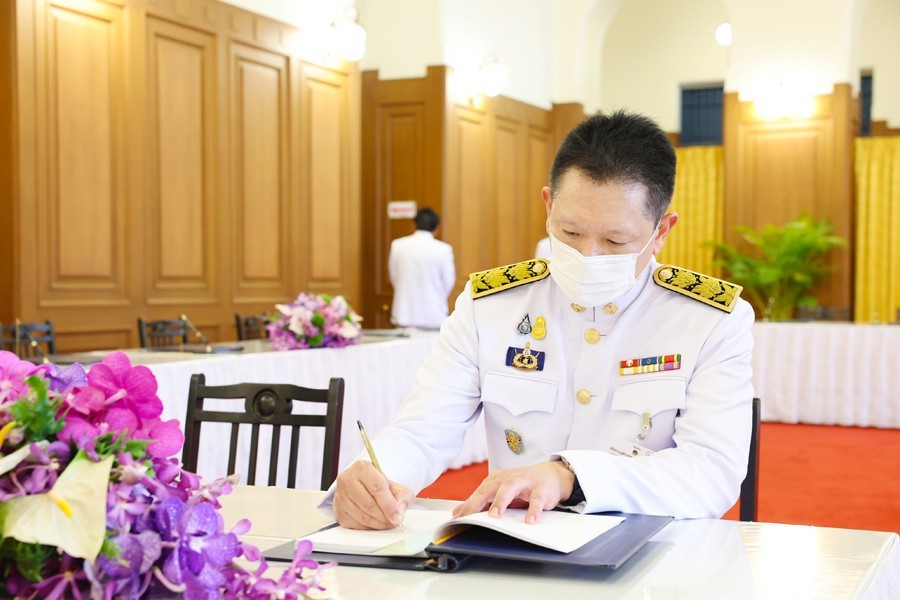 ปลัดกระทรวงการคลัง ถวายแจกันดอกไม้และลงนามถวายพระพร เนื่องในวันเฉลิมพระชนมพรรษา สมเด็จพระนางเจ้าฯ พระบรมราชินี ประจำปี 2567