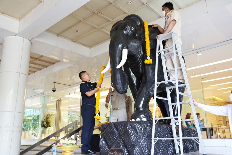 ปลัดกระทรวงการคลัง สักการะสิ่งศักดิ์สิทธิ์ประจำกระทรวงการคลัง
