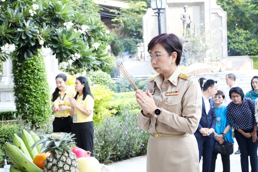 รักษาการในตำแหน่ง ที่ปรึกษาการคลัง สักการะสิ่งศักดิ์สิทธิ์ประจำกระทรวงการคลัง