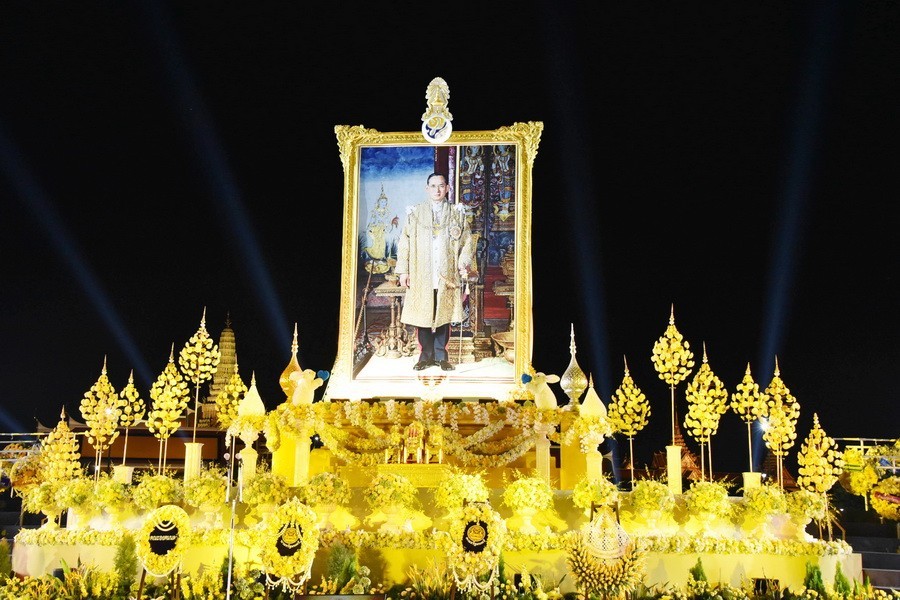 พิธีจุดเทียนเพื่อน้อมรำลึกในพระมหากรุณาธิคุณ เนื่องในวันคล้ายวันสวรรคตพระบาทสมเด็จพระบรมชนกาธิเบศร มหาภูมิพลอดุลยเดชมหาราช บรมนาถบพิตร