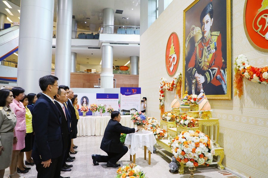 กระทรวงการคลัง ถวายแจกันดอกไม้และลงนามถวายพระพร