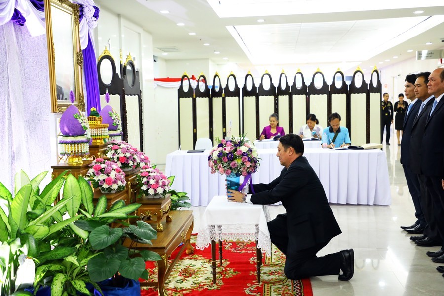 กระทรวงการคลัง ถวายแจกันดอกไม้และลงนามถวายพระพร