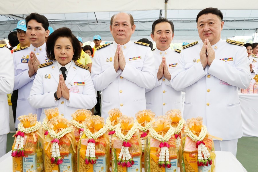 กระทรวงการคลัง ร่วมพิธีบำเพ็ญกุศลและทำบุญตักบาตรพระสงฆ์ เนื่องในวันปิยมหาราช 2562