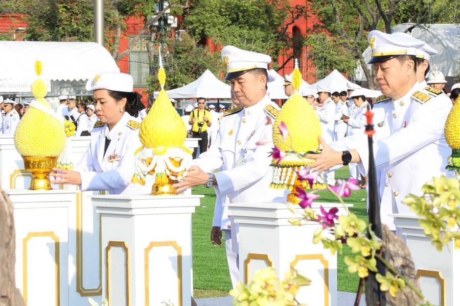 กระทรวงการคลัง ร่วมพิธีถวายพานพุ่มดอกไม้และถวายบังคม งานวันพ่อแห่งชาติ ประจำปี 2562