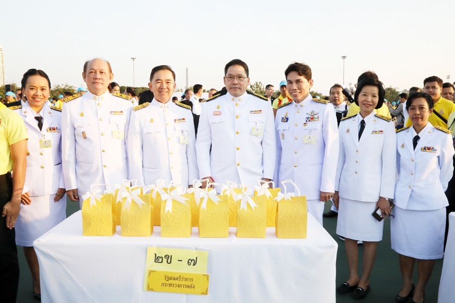 กระทรวงการคลัง ร่วมพิธีทำบุญตักบาตร งานวันพ่อแห่งชาติ ประจำปี 2562