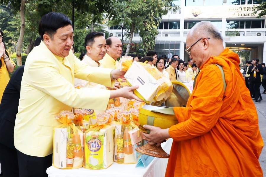 พิธีทำบุญตักบาตรเนื่องในโอกาสวันขึ้นปีใหม่ ประจำปี 2563