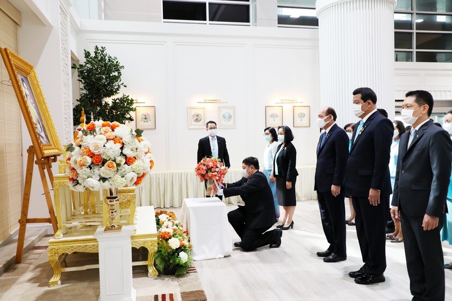 กระทรวงการคลัง ถวายแจกันดอกไม้และลงนามถวายพระพร