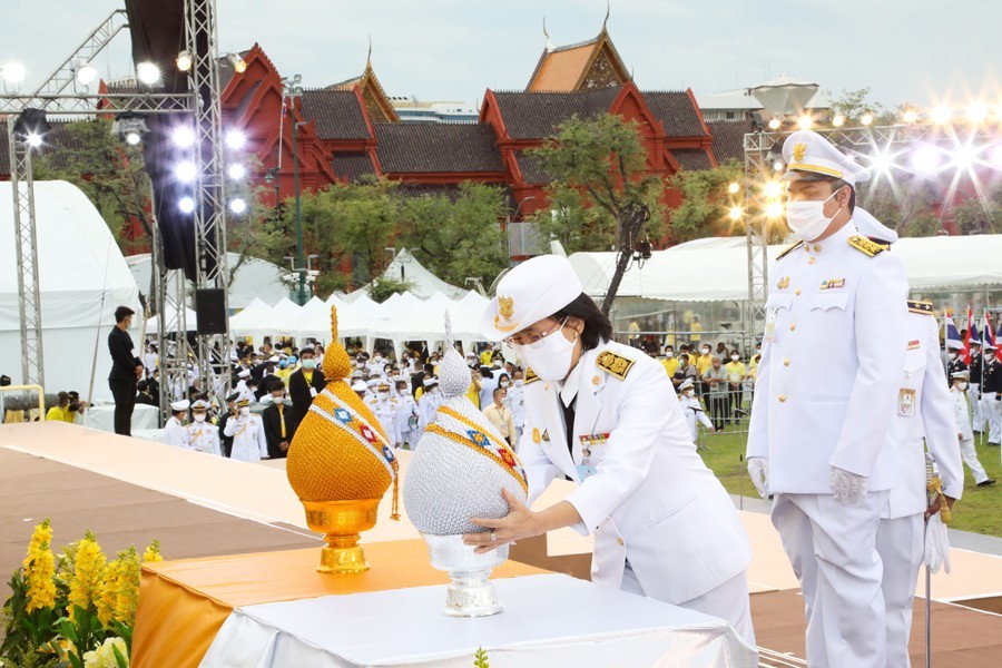 กระทรวงการคลัง ร่วมวางพานพุ่มถวายเครื่องราชสักการะ และจุดเทียนชัยถวายพระพร