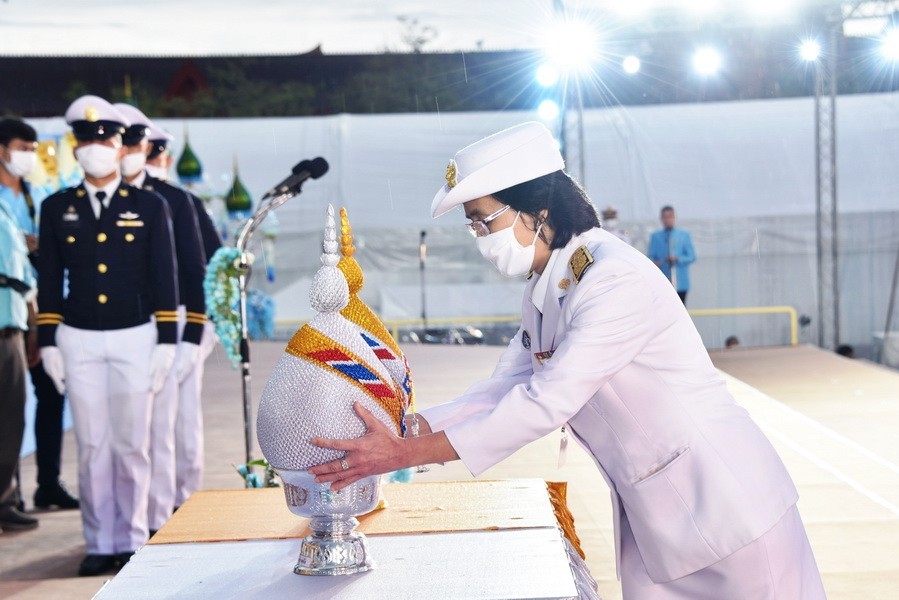 กระทรวงการคลัง ร่วมวางพานพุ่มถวายเครื่องราชสักการะ และจุดเทียนชัยถวายพระพร