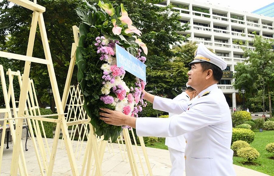 กระทรวงการคลัง วางพวงมาลาถวายสักการะพระบรมราชานุสาวรีย์ รัชกาลที่ 5.กระทรวงการคลัง