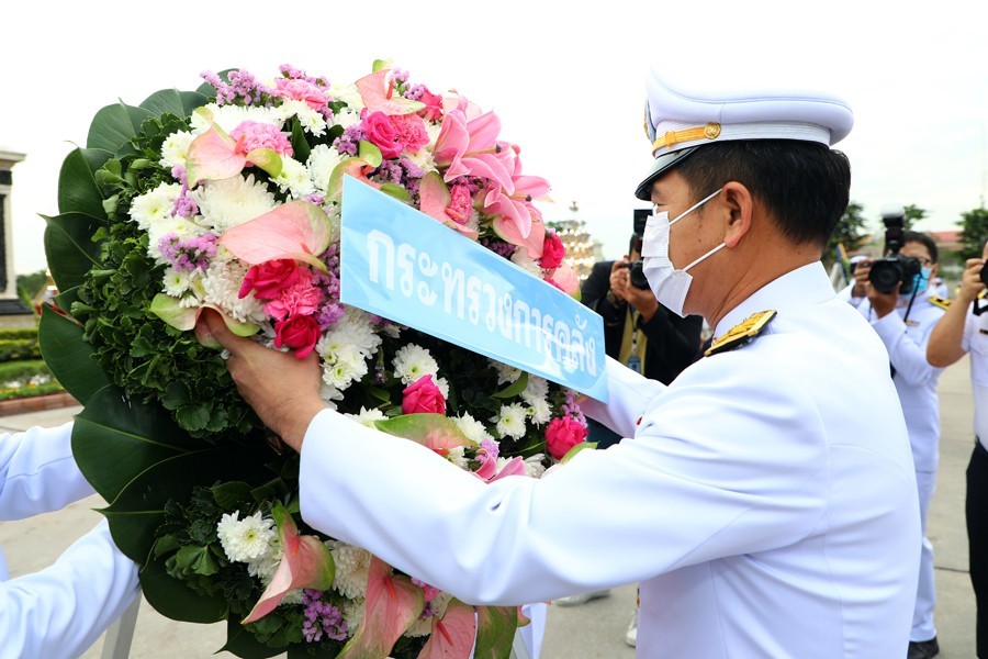 พิธีวางพวงมาลาถวายสักการะพระบรมราชานุสาวรีย์พระบาทสมเด็จพระจุลจอมเกล้าเจ้าอยู่หัว (รัชกาลที่ 5)